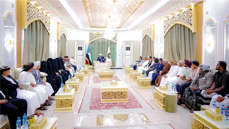 الرئيس الزُّبيدي يستقبل وفد المهرة المشارك باجتماع مجلس العموم
