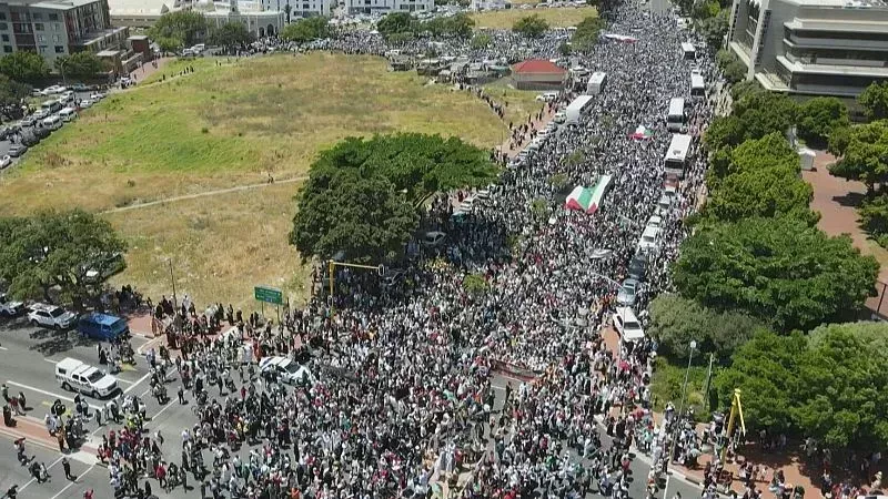 الآلاف يخرجون في مسيرة لدعم الفلسطينيين في كيب تاون