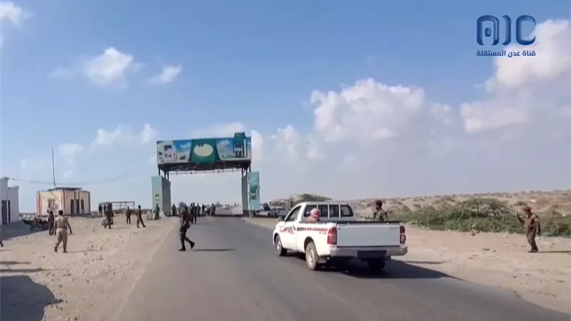 قيادة الحزام الأمني بأبين تتفقد سير عملية رفع نقاط الجباية بالخط الساحلي الدولي