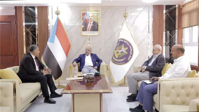 الكثيري يطّلع على الجهود الخدمية والتنموية للسلطة المحلية بالعاصمة عدن 