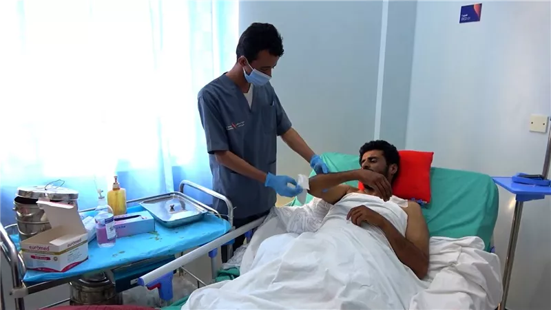 مستشفى شبوة العام ينجح في إجراء عملية معقدة لمواطن في العمود الفقري