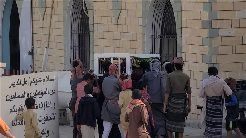 تشييع جثمان الشهيد حسن العولقي إلى مسقط رأسه بصعيد شبوة