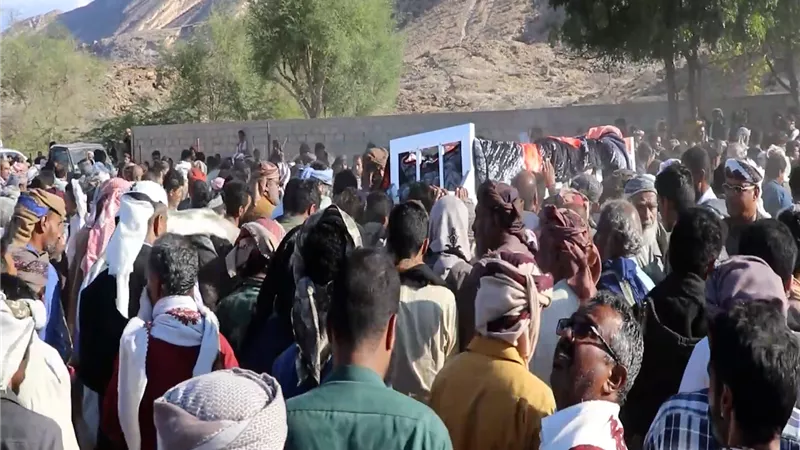 أبناء شبوة يشيعون جثمان الفقيد الشاعر عبدربه القميشي إلى مسقط رأسه بمديرية حبان 