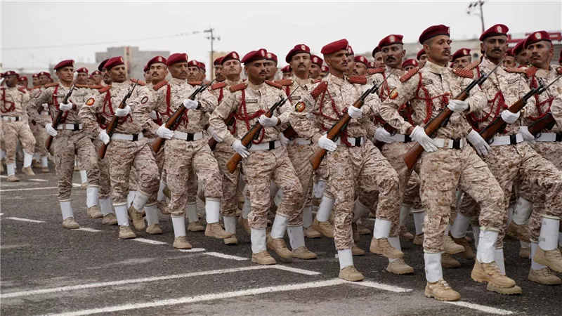 الكلية الحربية بعدن تشهد حفل تخرج الدفعة الثانية بحضور وزير الدفاع
