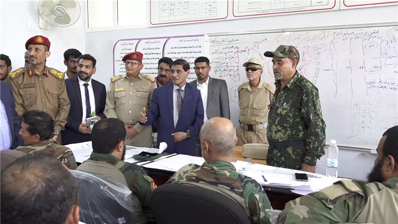 البحسني يطّلع على سير عملية التدريس بالكلية الحربية ومعهد تأهيل القادة والأركان