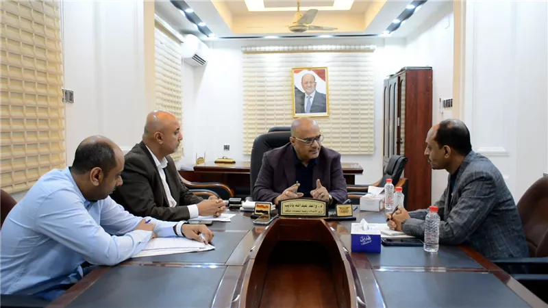 اجتماع برئاسة باذيب يناقش سبل النهوض بأوضاع الاتصالات