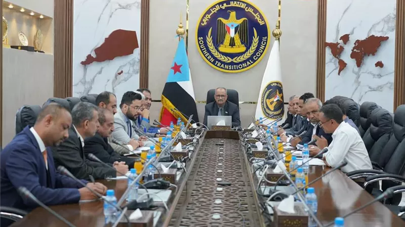 هيئة الرئاسة تحذر من استمرار الاستهداف الحوثي لسفن نقل الإغاثة الإنسانية القادمة إلى موانئ الجنوب