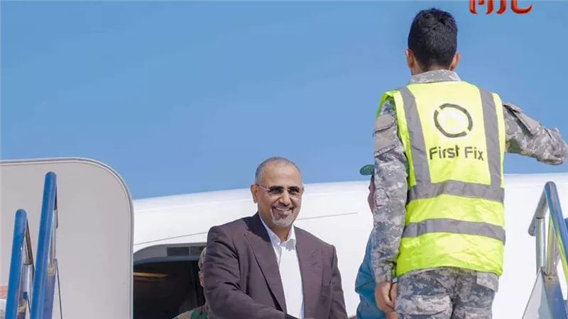الرئيس الزُبيدي يعود إلى العاصمة عدن بعد زيارات عمل خارجية