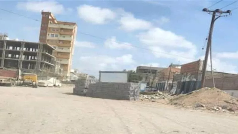 وحدة حماية الأراضي تُزيل مبنى عشوائياً في المنصورة