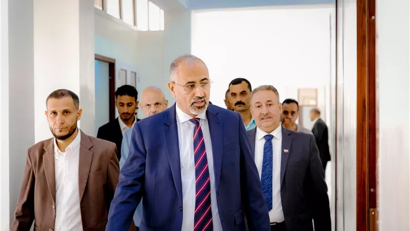 الرئيس الزُبيدي يتفقد سير العمل في الجمعية العمومية