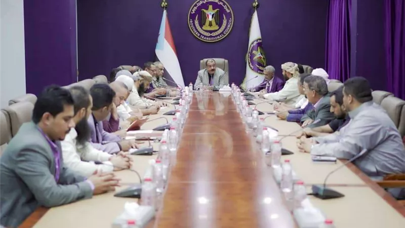 اللواء بن بريك يناقش الأوضاع الاقتصادية قُبيل شهر رمضان مع رجال المال والأعمال