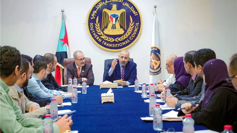 الرئيس الزُبيدي يترأس اجتماعا للأمانة العامة ويشدد على أهمية الارتقاء بعملها