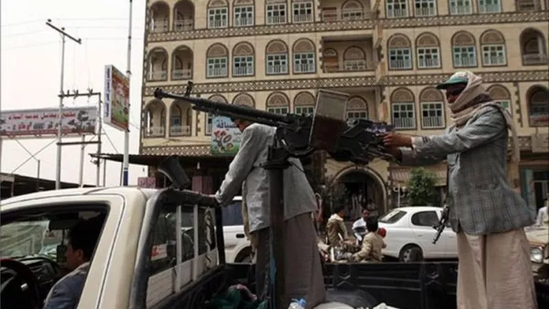 مليشيات الحوثي تختطف موظفين طالبوا برواتبهم بالحديدة