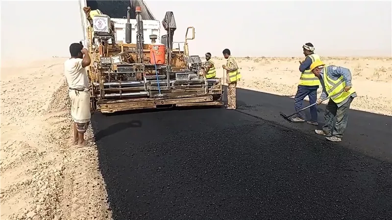تواصل أعمال سفلتة المقطع الرابع من طريق عتق ـ العبر الدولي