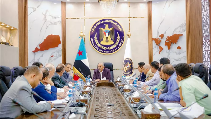 الرئيس الزُبيدي يوجّه بوقف جميع أعمال البناء في الحرم الجامعي واتخاذ التدابير اللازمة للحفاظ عليه