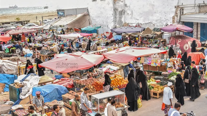 الارتفاع الجنوني في الأسعار يدفع الأهالي بحضرموت لقصد المعارض المخفّضة 