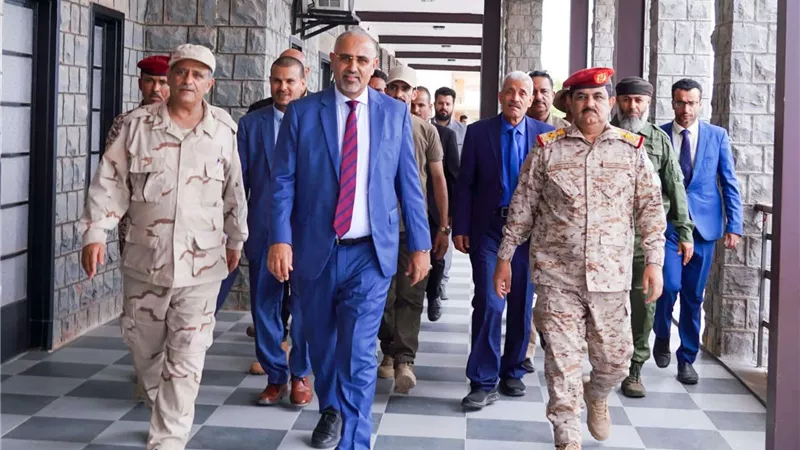 الرئيس الزُبيدي يتفقد سير العملية التعليمية في الأكاديمية العسكرية العُليا