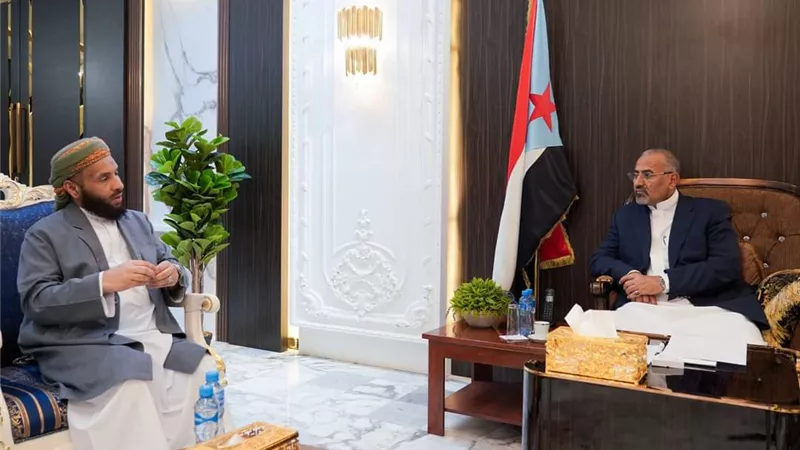 الرئيس الزُبيدي يطّلع على سير العمل في وزارة الأوقاف والإرشاد