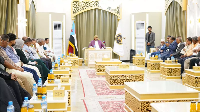 الرئيس الزُبيدي يلتقي عددا من الشخصيات الاجتماعية والقيادات الشبابية بالعاصمة عدن