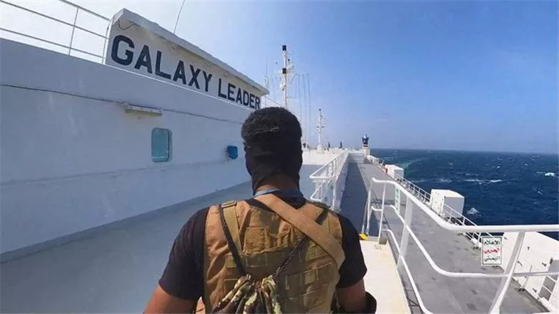 مليشيا الحوثي تهدد بضرب السفن العابرة في رأس الرجاء الصالح