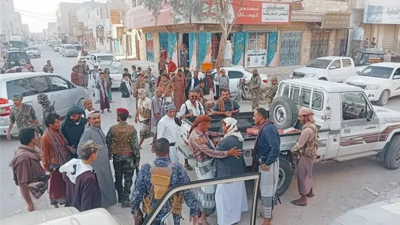 بن الوزير يقوم بجولة تفقدية في أسواق مدينة عتق ويتبادل التهاني مع المواطنين