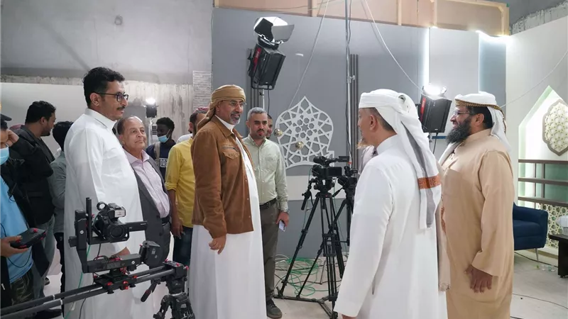 الرئيس الزُبيدي يتفقد سير العمل بقطاع الإذاعة والتلفزيون ويشيد بخارطته الرمضانية