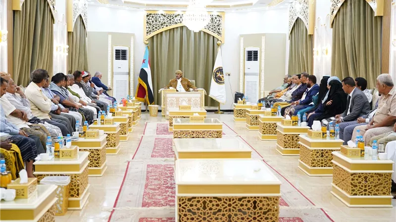 الرئيس الزُبيدي يلتقي قيادة نقابات عمال الجنوب ويؤكد أهمية دورهم في الدفاع عن حقوق منتسبيهم
