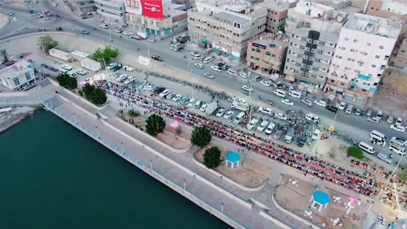 صور.. هيئة الهلال الإماراتي ترعى إقامة أطول سفرة إفطار صائم في المكلا