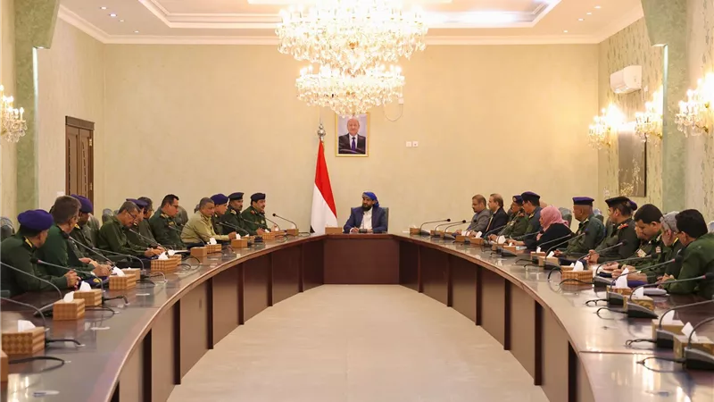 المحرّمي يعقد اجتماعاً موسعاً بقيادة وزارة الداخلية ورؤساء المصالح