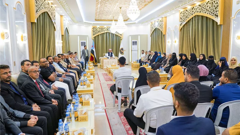 الرئيس الزُبيدي يوجه بإنشاء مركز لتنمية المهارات والقدرات الشبابية وصندوق تنمية المهارات القيادية للشباب