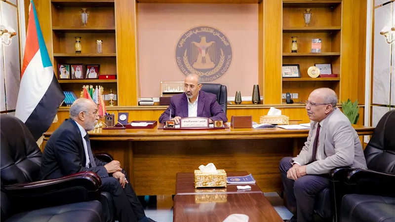 الرئيس الزُبيدي يلتقي رئيس الكتلة الجنوبية في البرلمان فؤاد عبيد واكد