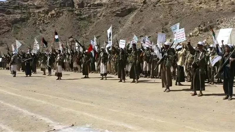 عرض عسكري مشترك في البيضاء يزيح ستار السرية عن تعاون القاعدة والحوثيين