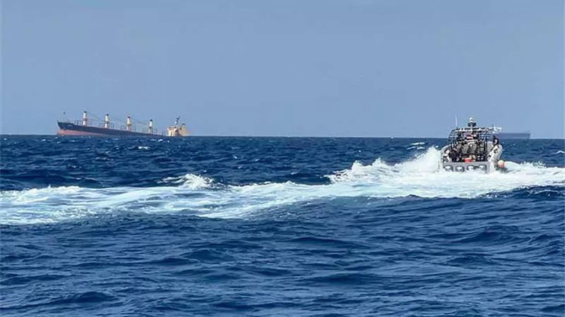 هجوم لمليشيا الحوثي على ناقلة غاز بصاروخ باليستي شرق العاصمة عدن