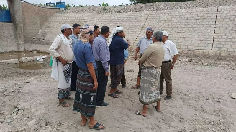 انتقالي أبين ولجنة وزارة الزراعة يطلعان على أضرار تدفق السيول في قناة ميكلان بخنفر