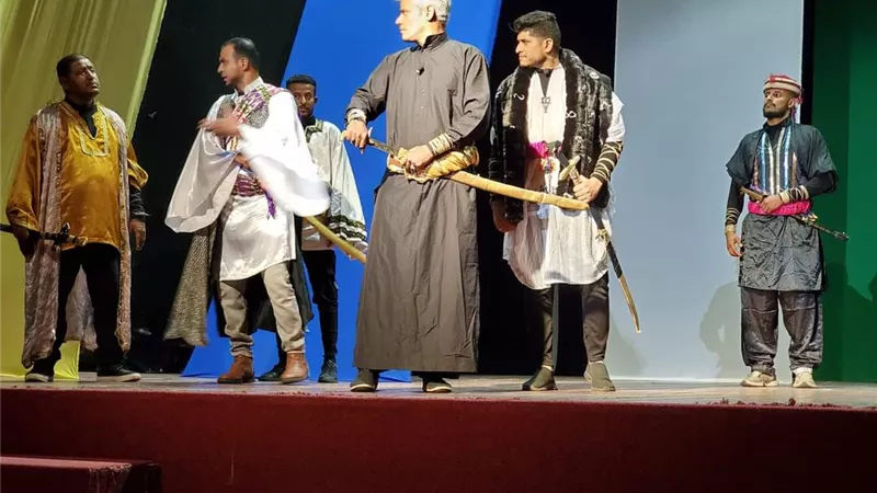  مسرحية 'الملك والثأر' تحقق نجاحًا كبيرًا في احتفالية يوم المسرح العالمي بالعاصمة عدن