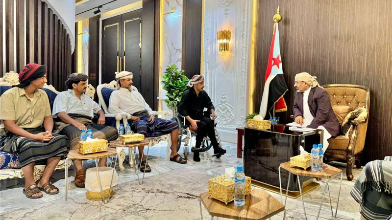 الرئيس الزُبيدي يلتقي أسرة الشهيد العميد سعيد الصريمي ويشيد بتضحياتها الكبيرة