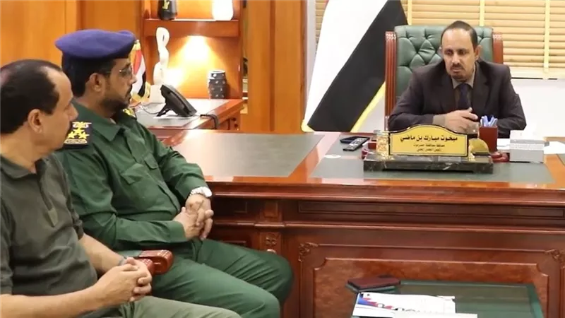 محافظ حضرموت يطلع على عمل إدارة مكافحة المخدرات والأحوال المدنية بالساحل