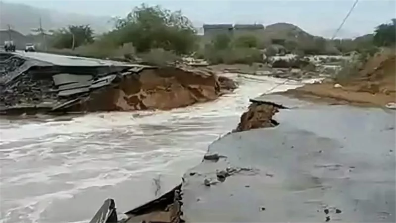السلطة المحلية بشبوة توجه بسرعة التدخل لإصلاح أضرار السيول في بيحان وعسيلان 