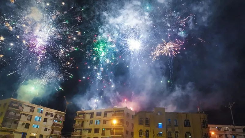 سماء عدن تتزين بالألعاب النارية احتفاء بالذكرى التاسعة لتحرير المدينة من الحوثيين 