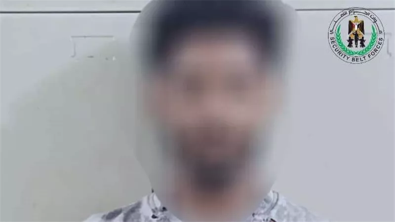  الحزام الأمني في عدن يلقي القبض على متهم بتفجير قنبلة يدوية في حي القاهرة