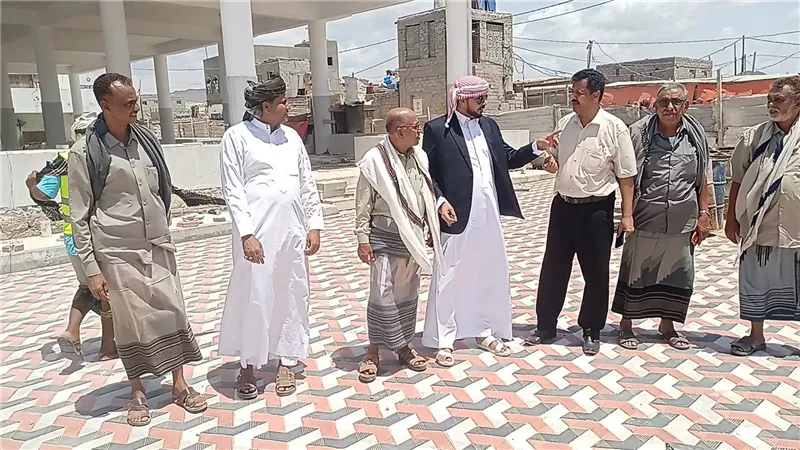 الوكيل الكربي يطلع على مستوى الإنجاز بمشروع الإنزال السمكي بشبوة 