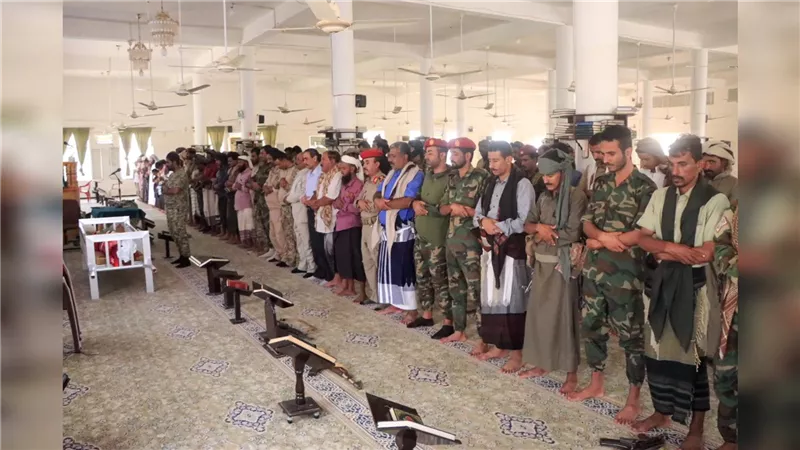 رئيس تنفيذية شبوة يتقدم جموع مشيعي جثمان الشهيد باسمير