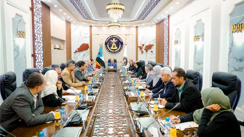 هيئة الرئاسة تُطالب مجلس القيادة بإجراءات حازمة وحاسمة توقف العبث بملف الخدمات