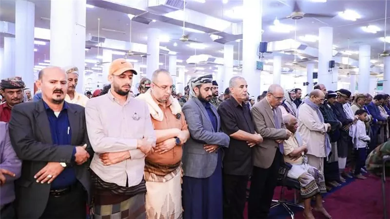الكثيري يتقدم جموع مشيّعي نجل محافظ محافظة لحج