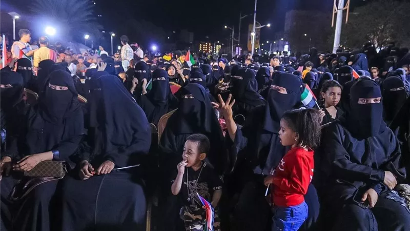 صور.. الحملة الشعبية لشكر دولة الإمارات تختتم فعالياتها بحفل جماهير حاشد بالمكلا