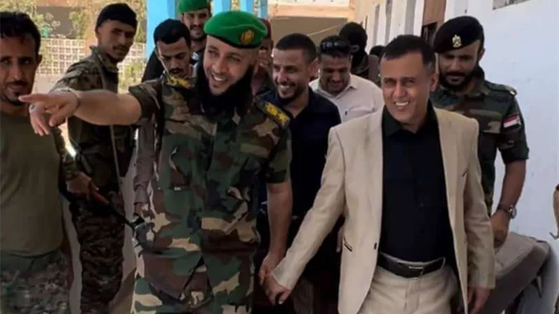 مدير الصناعة بعدن يتحرى الحقائق بنزول ميداني إلى مكتب حماية الأراضي 