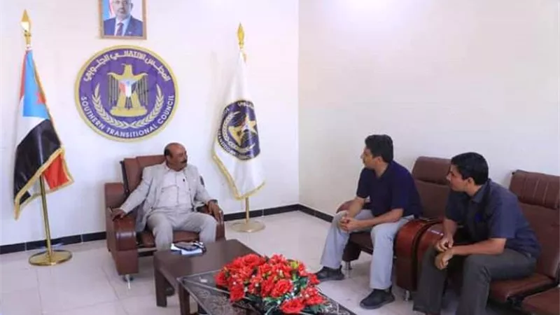 رئيس انتقالي شبوة يُشيد بالدور الإنساني للهلال الأحمر الإماراتي بالمحافظة