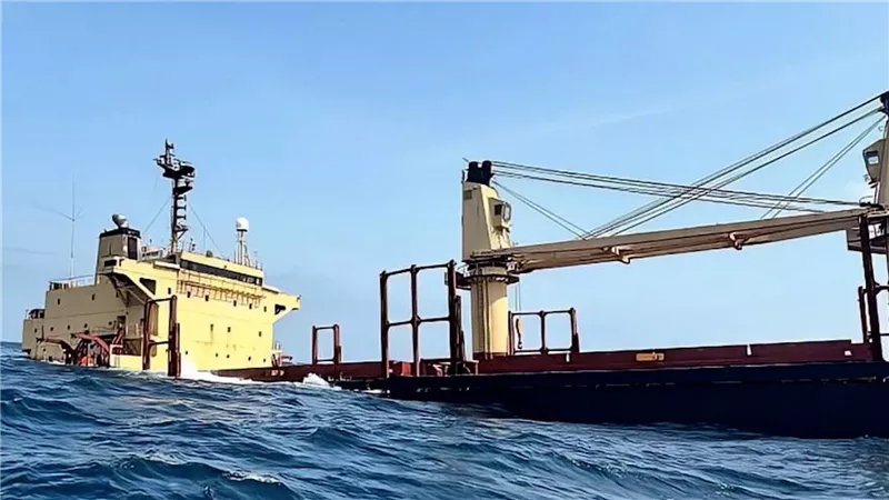 هجوم جديد لمليشيا الحوثي الإرهابية على سفينة في خليج عدن 
