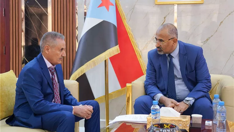 الرئيس الزُبيدي يشدد على أهمية تضافر الجهود لإعادة تشغيل مصافي عدن