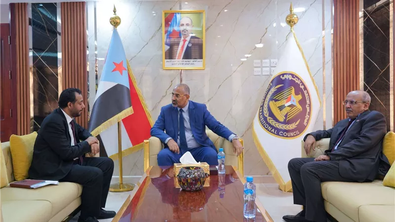 الرئيس الزُبيدي يطّلع على سير العمل في وزارة التربية والتعليم